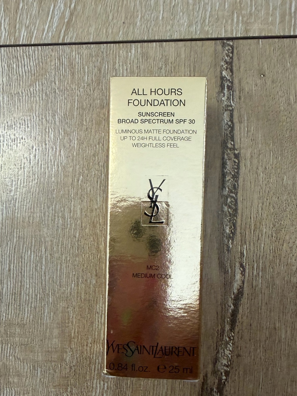 Yves Saint Laurent foundation MC2 medium cool - Gold Reflective Packaging